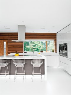 Bertoia Barstools break up the minimalism of this Scavolini Scenery kitchen in the home of architect Jeff Jordan.