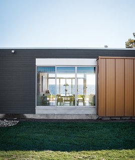In the house that Richard Williams designed for David Frum and Danielle Crittenden Frum on Lake Ontario, floor-to-ceiling windows from Oldcastle offer views through the house to the lake beyond.