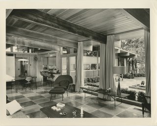 An interior shot of the house in Chesterfield, Missouri, that Ralph and Mary Jane Fournier designed for the developer Burton Duenke. Photo by Hutchinson Photography, courtesy of the D. Anne Lewis & Franc Flotron Collection.