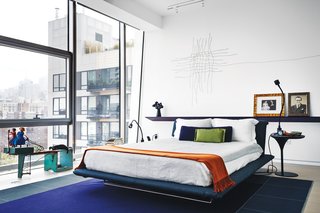 Eye in the Sky: Urban Apartment Overlooking NYC's The High Line - Photo 8 of 9 -