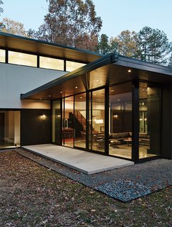 The Clark family residence in Raleigh, North Carolina, was designed around the Series 600 multi-slide window walls from Western Window Systems, a rarity in the southeast.