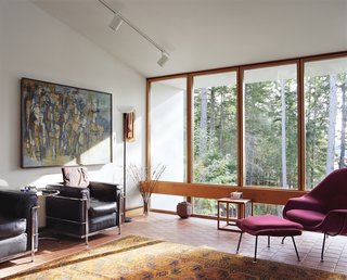 A pair of LC2 chairs by Le Corbusier are ideal spots for watching the river down below. The Womb chair by Eero Saarinen is a close second.