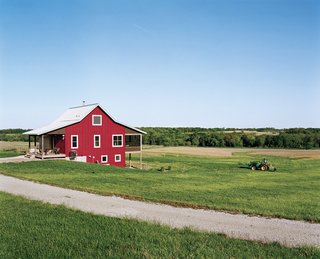 Geoff and Joanna Mouming’s compact modern farmhouse is the first permanent structure at Yum Yum Farm in Wellman, Iowa. On the field that stretches out before it, organic vegetables will soon make attentive farmers of the Moumings. 