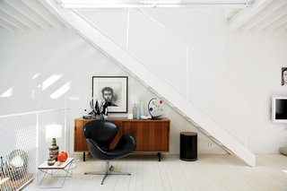 The ever-changing daylight, plus the use of curtains and lighting options, means that Ahlgren and Lökaas enjoy a variety of different atmospheres.