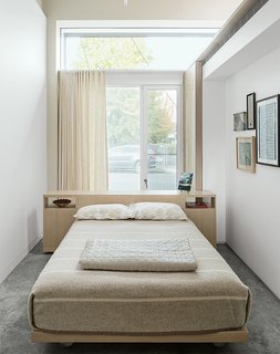 The guest bedroom features a custom bed and headboard by Henstein’s Custom Cabinets of Clackamas, Oregon, outfitted with bedding from the Terra Nova collection by Jack Lenor Larsen for Martex.