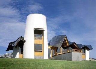 Maggie's Dundee exterior. Architect: Frank Gehry. Pic © Raf Makda, August 2003.