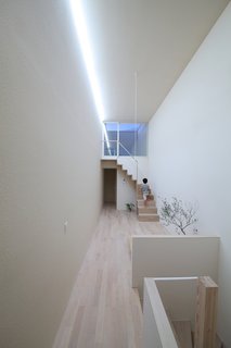 Minimal Home on a Narrow Plot in Japan - Photo 2 of 7 -