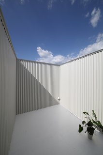 Minimal Home on a Narrow Plot in Japan - Photo 5 of 7 -