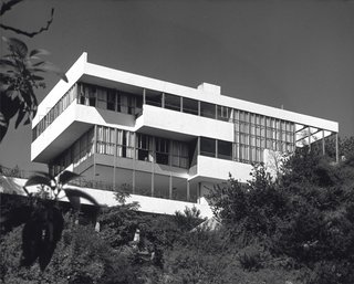 Completed in 1929, Neutra’s Lovell Health house was the first steel-frame residence in the U.S., and was built using prefab elements (the home’s framing went up in two days). Shulman shot the home, which Neutra included in the 1932 Museum of Modern Art Modern Architecture exhibition, on three occasions. © J. Paul Getty Trust. Used with permission. Julius Shulman Photography Archive, Research Library at the Getty Research Institute (2004.R.10)