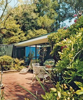 At Shulman’s insistence, Soriano created a screened area that protects the gardenside elevation of the house from, says the photographer, "excessive wind and glaring light. In hot weather, when I have the sliding glass doors open, I close the screens on the sides—otherwise it’s all open to the coyotes and raccoons." In keeping with the off-the-shelf ethic of the Case Study era, Soriano used simple, durable materials that, after 57 years, remain intact.