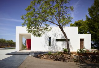 Ornamenting the eastern facade of the Sunrise House, slotted windows set in one-foot thick walls introduce light into the home without inviting in excessive amounts of heat.