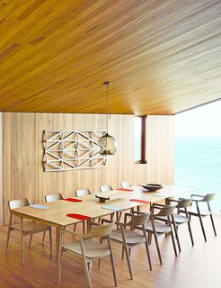 Wardle’s firm also designed the dining table, where up to ten guests can gaze out at the Southern Ocean. The solid-oak Hiroshima chairs are designed by Maruni.