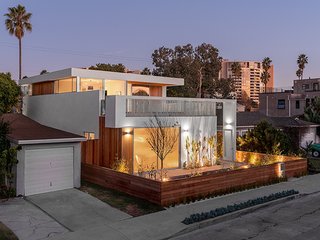 One of two Michael Ferguson-designed homes on our tours, the Wilson Residence in Venice is a testament to the evolution of the neighborhood: a traditional bungalow site transformed into the setting for a sleek two-story abode. Photo by Steve King Architectural Photography.