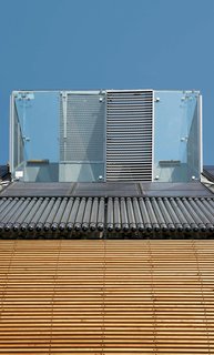 At the top of the house sits the ultra-modern descendant of an ancient Middle Eastern cooling tool: an air shaft with operable shutters that release hot and cool air.