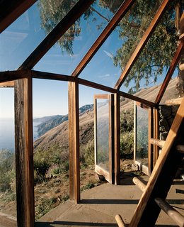 Big Sur: Coastal Commissions - Photo 4 of 9 - Muennig’s Green House utilizes the western sun of the dramatic Big Sur coastline.