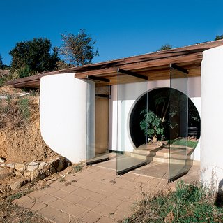 Big Sur: Coastal Commissions - Photo 6 of 9 - The glass doors of Muennig’s own home allow the ocean breeze through the circular entry of the sea-facing front.