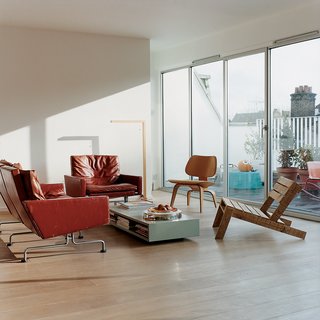 Nina Tolstrup’s living space is furnished with a combination of pieces that she’s designed herself, like the Pallet chair she created for the Ten, 10, X projectat 100% Design, and the classics she’s collected from the likes of Kjærholm (in red leather) and Eames.