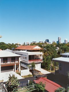 Pricey digs in Sydney and Melbourne are pushing Aussies north to booming Brisbane. Dave Clayden’s striking bachelor pad shakes things up in this traditional town.