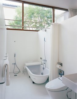 Even the bathroom can be exposed to the elements—and often is: "We take a bath with the doors wide open," says Miharu.