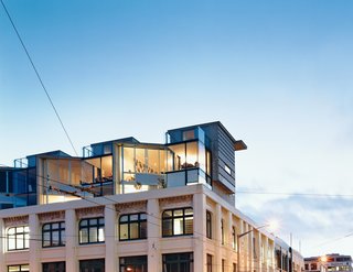 A view of the exterior illustrates how the apartments function as a series of intercutting glass boxes that overlay and lock into each other.