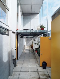 All three apartments, as well as Hiles and Fyfe’s deck, open onto this open-air corridor, allowing for casual interactions between the residents.