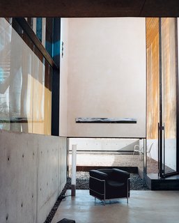 In a portion of the living area, Le Corbusier’s LC2 chair is set alongside Pablo Pardo’s Elise lamp.