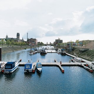 "We addressed the need to reconnect the inner city with the water's edge," says Foster. Accordingly, the Steiger Schwanentor jetty was the first project completed. The pontoon-and-ram system provides mooring facilities for sightseeing boats.
