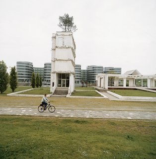 Foster and Partners’ master plan facilitated important works by others, including Zvi Hecker (the Jewish Community Center), and Herzog + de Meuron (the Küppersmühle Museum).