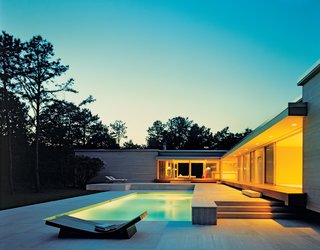 House 43’s modernist elevation is both monumental and inviting. These shots show the Hariri design in its spec stage, before the first residents, Heide Banks and Howard Lazar, moved in.