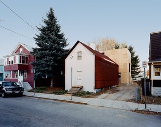 The house’s street-facing west façade. A narrow skylight cuts through the Cor-ten cladding where the roof curves to meet the south wall, bringing cru-cial light into the second floor—and, through an open-ing in the ceiling, also the first floor.
