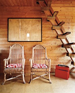 Kiehl’s mentor, Horst Beier, built a ladder from the living room to the guest-bedroom loft.