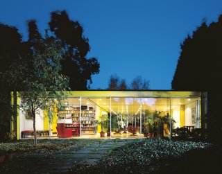 The Rogers House, built in 1969 for Rogers’s parents,was "a transparent, flexible tube which would be adapted and extended," offering freedom of layout through flexibility of design.