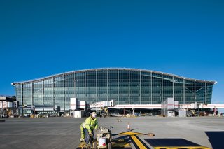 The exterior of Heathrow’s Terminal 5, a $6.5-billion addition to the ailing London airport, gives no sign of the huge open spaces and structural pyrotechnics within.