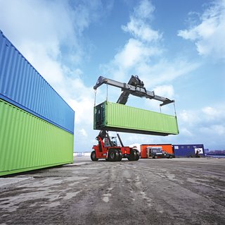 As it was designed to be a temporary structure, Sobek chose to construct the Hamburg Cruise Center from steel shipping containers.