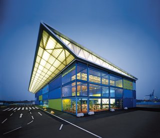 Until 2010, the Hamburg Cruise Center will be used for registration and baggage check-in of cruise passengers. The roof structure is encased in translucent panels that are illuminated from within.