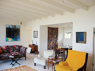 The living room. Ninety-five percent of the timber (including ipe, redwood, Douglas fir, and eucalyptus) for the external and internal framework was either salvaged or sustainably harvested. Low-VOC paint coats the walls.
