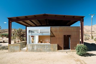 The rustic look of surfwear entrepreneur Jim Austin’s home both stands out and also conforms with its rough-and-tumble surroundings in Pioneertown, California. Photo by David Harrison.