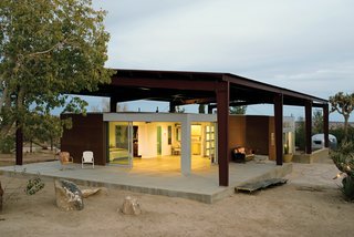 The steel shading structure and massive concrete foundation help keep the home’s temperature a comfortable 70 degrees. In a climate where highs and lows can vary by 100 degrees, keeping temperatures stable would seem a huge energy drain. But the air-conditioning unit required by county codes still hasn’t been turned on. Photo by David Harrison.