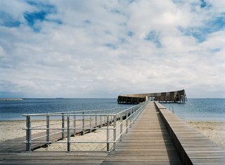 The dynamics of the sea bath change through the day as the sun crosses the sky and casts shadows along the platforms. At night, the bath is illuminated by floodlights. Photo by Åke E:son Lindman.