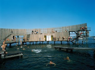 The sea bath’s shape creates great acoustics, which local musicians frequently take advantage of by performing impromptu concerts in the middle of the structure. As the structure curves around, two pathways are formed: The outer path ascends into a diving platform, and the inner path remains level, for wheelchair accessibility. Photo by Åke E:son Lindman.