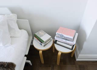 In the bedroom Aalto stools stand in for night tables next to the Legnoletto bed by Alfredo Häberli for Alias.