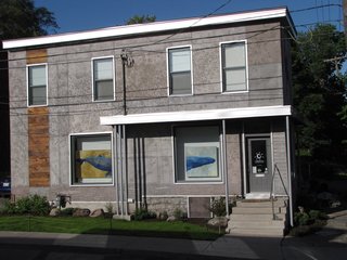 The main street elevation holds the entrance to the cosmetics confectionary, which exhibits a whale diptych by Griffin in the windows. The artist dedicated this side of the building to the air, and carved a flock of birds flying.