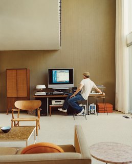 Amidst the vintage furnishings—including pieces by Hans Olsen, Paul McCobb, and Hans Wegner—Stevens works an array of musical gear.