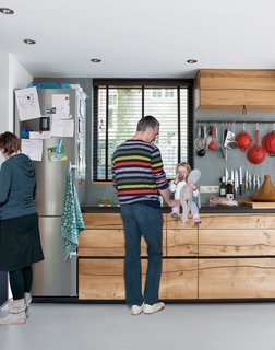 The kitchen is the heart of family life for Jaro, Ingmar, and the children. Both Jaro and Ingmar are keen cooks, and though having kids often means opting for more "quick" meals like soups and noodle dishes, they always use fresh, season ingredients.