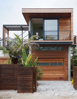 On a sandy cul-de-sac in Stinson Beach, California, architects Matthew Peek and Renata Ancona built an elevated modern structure beside a modest 1940s bungalow.