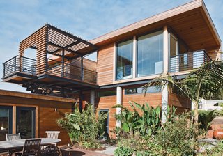 The cantilevered entry court assists with the reinforcement by securing the building’s weight seaward.