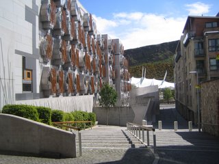 From Reid Close I got a great view of the back of the Scottish Parliament building and the craggy Arthur's Seat. The MPs's Thinkpods can be seen on the exterior of the Parliament.