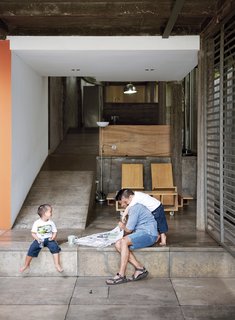 The transparent walls are completely open to the entrance hall.