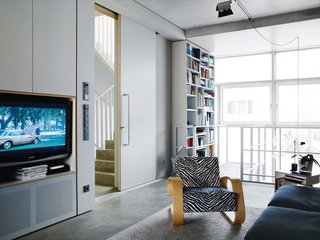 Very large doors, like the one leading from the living area to the stairwell, add to the sense of space.