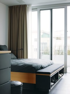 The interior is bright and charming, cool but not cold. Each floor is open, with an unencumbered view from the glass facade in front to the glass doors in back, which makes the rooms feel much larger than they are.